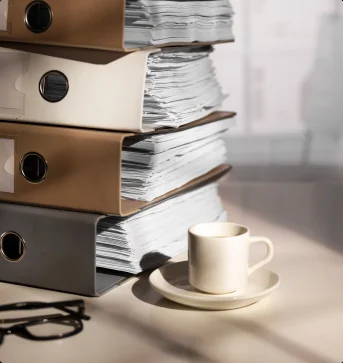 Escritorio con expedientes y documentos de trabajo